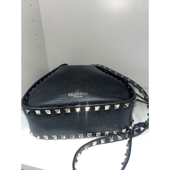 Valentino Garavani Black Rockstud Pebbled Leather Bucket Bag - Good Condition - Picture 4 of 5